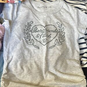 Abercrombie Kids gray tee size 7/8. Nwt